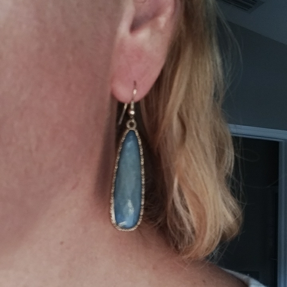 🎉 Bundle 3 for $15 🎉 Gorgeous Light Blue Faceted cut Tear Drop Earrings - Picture 4 of 4